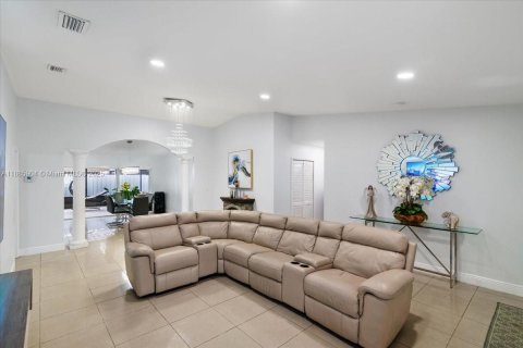 House in Miami, Florida 4 bedrooms, 167.32 sq.m. № 1933989 - photo 10