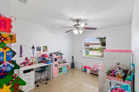 House in Miami, Florida 4 bedrooms, 167.32 sq.m. № 1933989 - photo 23