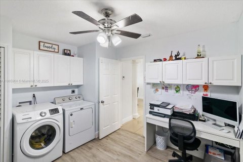 House in Miami, Florida 4 bedrooms, 167.32 sq.m. № 1933989 - photo 21