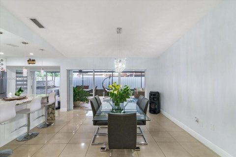 House in Miami, Florida 4 bedrooms, 167.32 sq.m. № 1933989 - photo 12