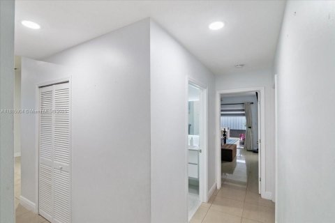 House in Miami, Florida 4 bedrooms, 167.32 sq.m. № 1933989 - photo 25