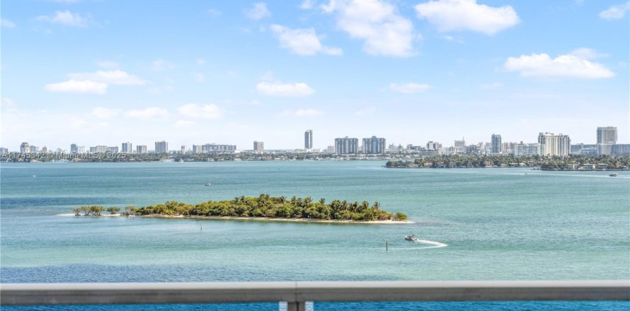 Condominio en Miami, Florida, 1 dormitorio  № 1701601