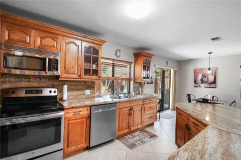 Casa en venta en Miami, Florida, 4 dormitorios, 189.61 m2 № 1923674 - foto 13