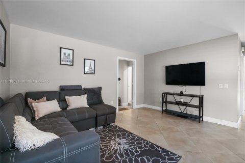 Casa en venta en Miami, Florida, 4 dormitorios, 189.61 m2 № 1923674 - foto 19