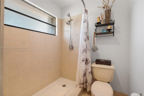 Casa en venta en Miami, Florida, 4 dormitorios, 189.61 m2 № 1923674 - foto 27