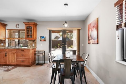 Casa en venta en Miami, Florida, 4 dormitorios, 189.61 m2 № 1923674 - foto 16