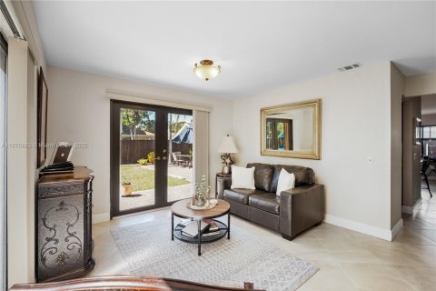 Casa en venta en Miami, Florida, 4 dormitorios, 189.61 m2 № 1923674 - foto 12