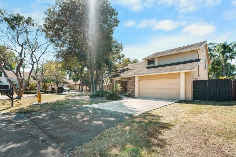 Casa en venta en Miami, Florida, 4 dormitorios, 189.61 m2 № 1923674 - foto 3