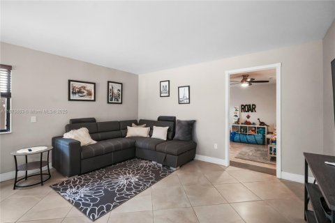 Casa en venta en Miami, Florida, 4 dormitorios, 189.61 m2 № 1923674 - foto 18