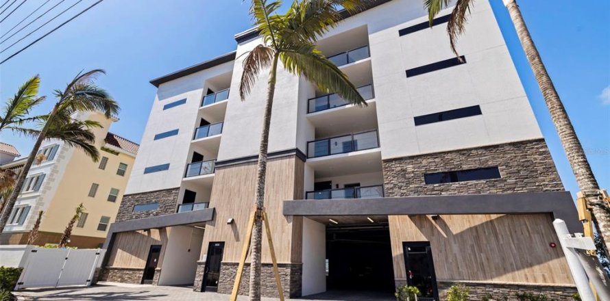 Condominio en Madeira Beach, Florida, 2 dormitorios  № 2131070