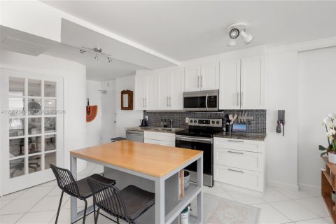 Copropriété à louer à Miami Beach, Floride: 2 chambres, 69.4 m2 № 2290327 - photo 11