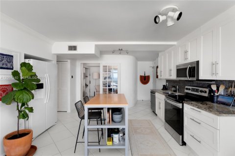 Copropriété à louer à Miami Beach, Floride: 2 chambres, 69.4 m2 № 2290327 - photo 14