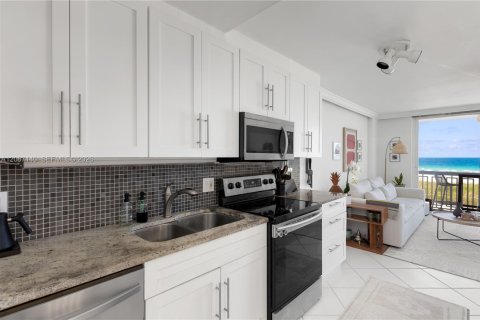 Copropriété à louer à Miami Beach, Floride: 2 chambres, 69.4 m2 № 2290327 - photo 12