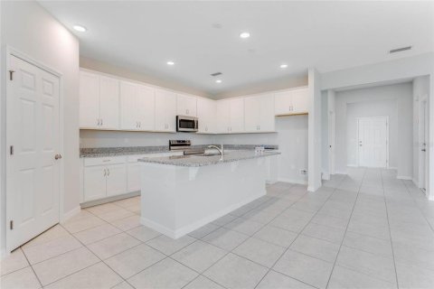 House in Haines City, Florida 5 bedrooms, 265.33 sq.m. № 1884047 - photo 4