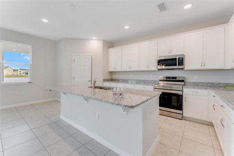 House in Haines City, Florida 5 bedrooms, 265.33 sq.m. № 1884047 - photo 3