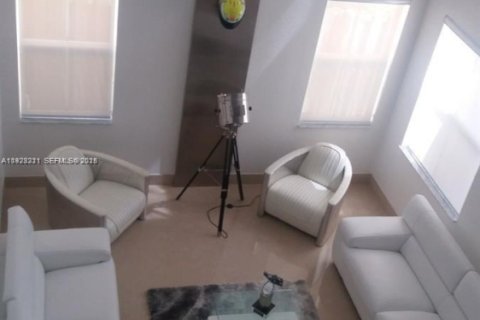 Villa ou maison à louer à Doral, Floride: 4 chambres, 283.63 m2 № 1976845 - photo 4