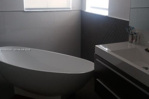 Villa ou maison à louer à Doral, Floride: 4 chambres, 283.63 m2 № 1976845 - photo 18