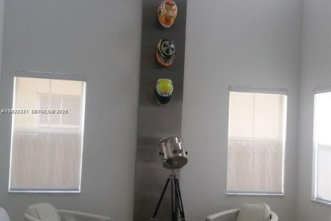 Villa ou maison à louer à Doral, Floride: 4 chambres, 283.63 m2 № 1976845 - photo 3