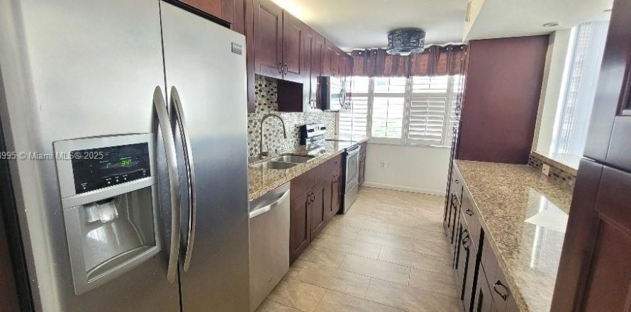 Кондоминиум с 2 спальнями в Авентура, Флорида № 1927708