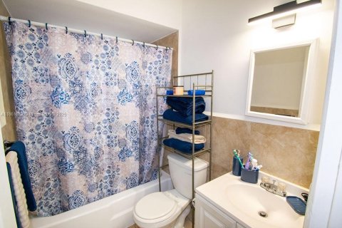 Commercial property in Miami, Florida 140.47 sq.m. № 1892046 - photo 9