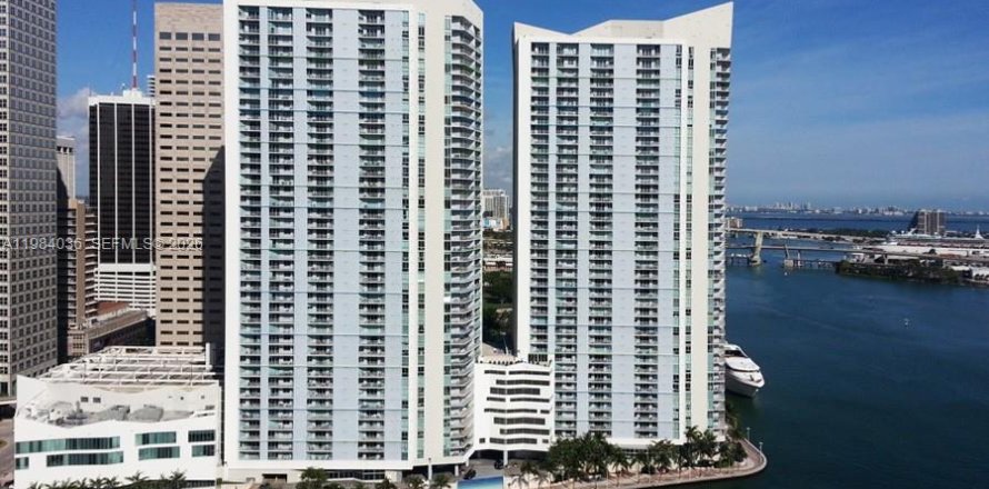 Кондоминиум с 1 спальней в Майами, Флорида № 2048590