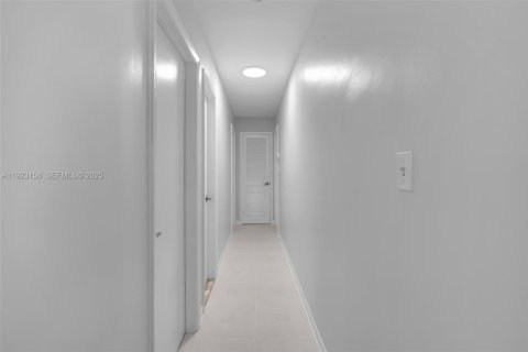 House in Miami, Florida 3 bedrooms, 123.37 sq.m. № 1976902 - photo 14