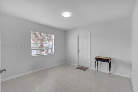 House in Miami, Florida 3 bedrooms, 123.37 sq.m. № 1976902 - photo 18