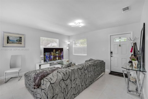 House in Miami, Florida 3 bedrooms, 123.37 sq.m. № 1976902 - photo 4