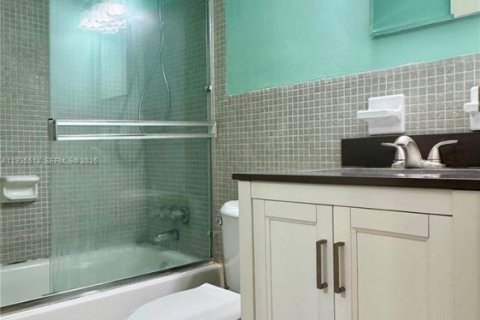 Condo in Merrit Island, Florida, 1 bedroom № 1994454 - photo 13