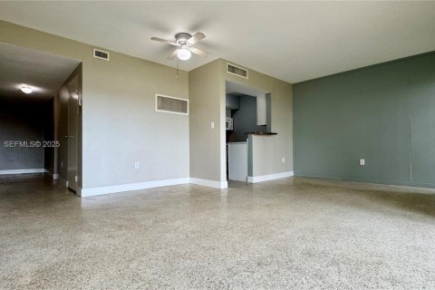 Condo in Merrit Island, Florida, 1 bedroom № 1994454 - photo 11