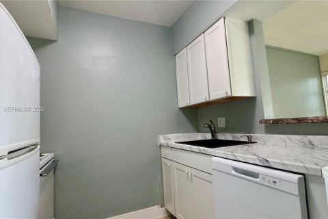 Condo in Merrit Island, Florida, 1 bedroom № 1994454 - photo 8