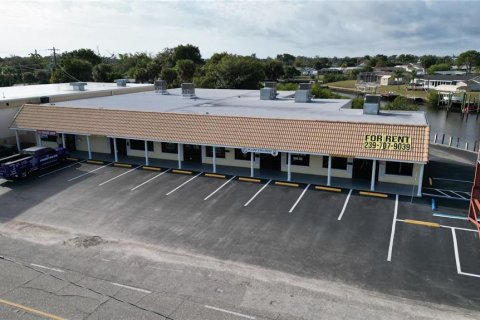 Commercial property in Port Charlotte, Florida 906.35 sq.m. № 2212326