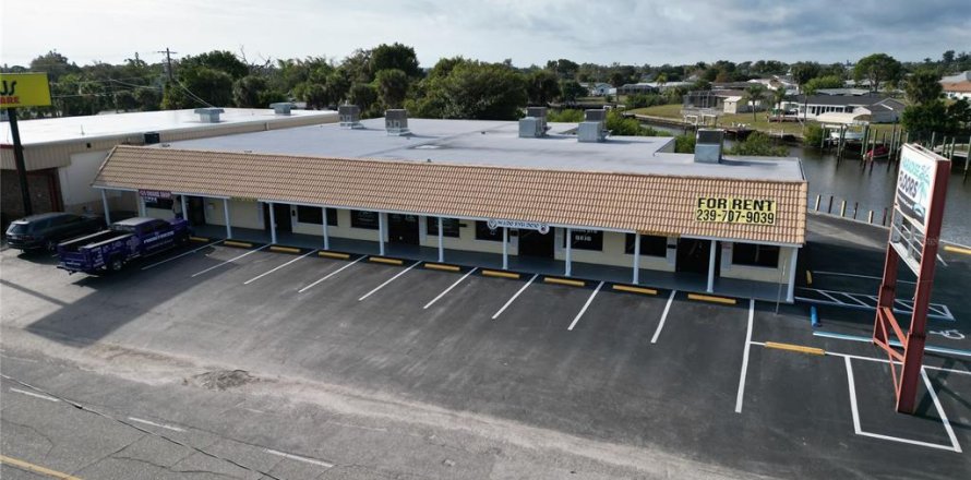 Immobilier commercial à Port Charlotte, Floride 906.35 m2 № 2212326