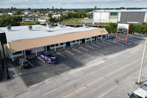 Immobilier commercial à vendre à Port Charlotte, Floride: 906.35 m2 № 2212326 - photo 2