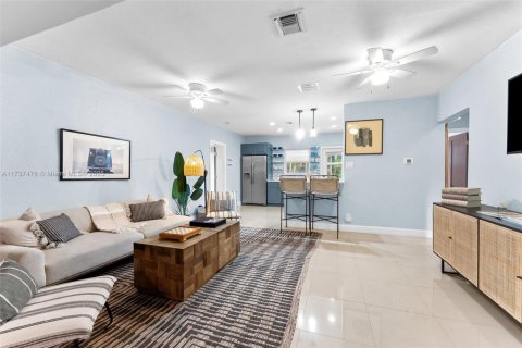House in Fort Lauderdale, Florida 4 bedrooms, 120.96 sq.m. № 1865582 - photo 12