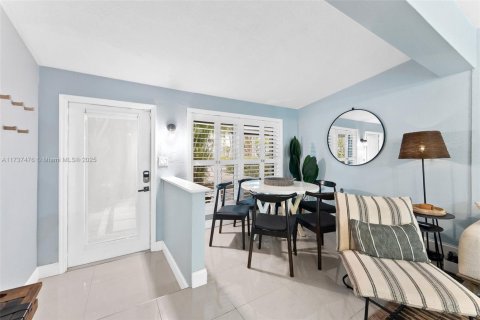 House in Fort Lauderdale, Florida 4 bedrooms, 120.96 sq.m. № 1865582 - photo 13