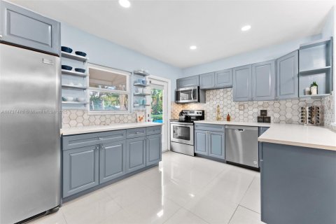 House in Fort Lauderdale, Florida 4 bedrooms, 120.96 sq.m. № 1865582 - photo 3