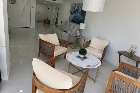 Condominio en venta en Miami Beach, Florida, 1 dormitorio, 139.63 m2 № 1892450 - foto 11