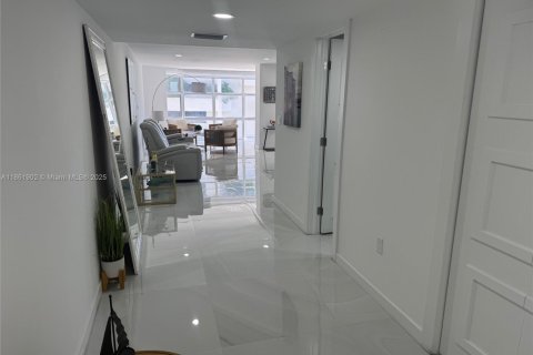 Condominio en venta en Miami Beach, Florida, 1 dormitorio, 139.63 m2 № 1892450 - foto 2