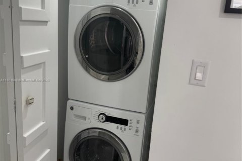 Condominio en venta en Miami Beach, Florida, 1 dormitorio, 139.63 m2 № 1892450 - foto 12