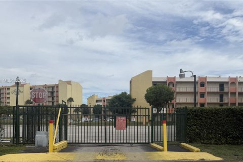 Condo in Miami, Florida, 1 bedroom  № 1968075 - photo 2