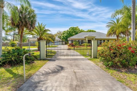 House in Malabar, Florida 4 bedrooms, 222.78 sq.m. № 1582138 - photo 4