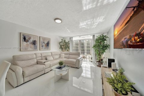 Copropriété à vendre à Lauderdale Lakes, Floride: 2 chambres, 93.83 m2 № 2027113 - photo 11
