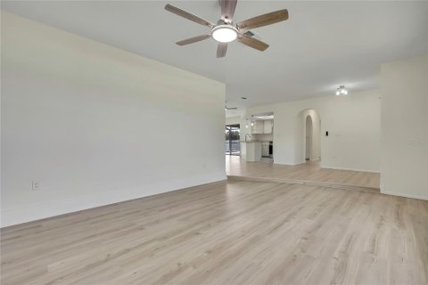 Villa ou maison à vendre à Spring Hill, Floride: 2 chambres, 139.17 m2 № 2437151 - photo 21
