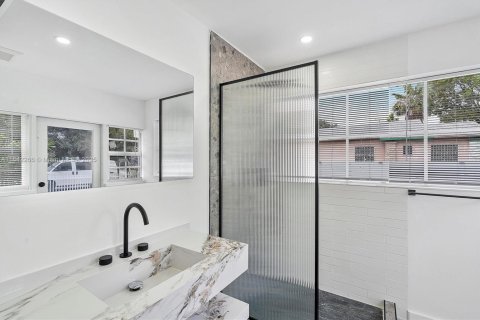 House in Miami, Florida 4 bedrooms, 102.66 sq.m. № 2053687 - photo 24