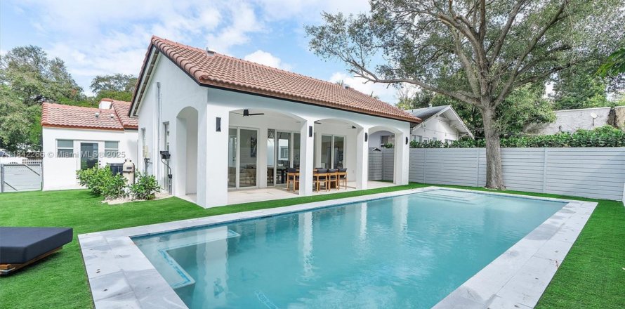 House in Miami, Florida 4 bedrooms, 102.66 sq.m. № 2053687