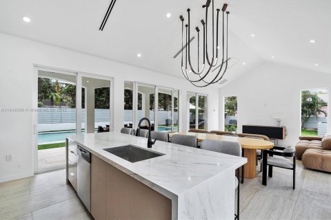 House in Miami, Florida 4 bedrooms, 102.66 sq.m. № 2053687 - photo 3