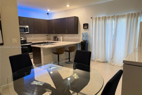 House in Hialeah, Florida 3 bedrooms, 153.29 sq.m. № 2031174 - photo 9