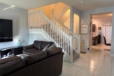 House in Hialeah, Florida 3 bedrooms, 153.29 sq.m. № 2031174 - photo 3