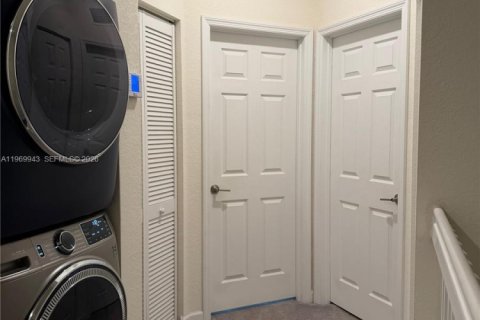 House in Hialeah, Florida 3 bedrooms, 153.29 sq.m. № 2031174 - photo 17